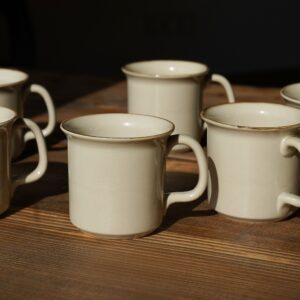 Kubek ceramiczny z uchem - kremowy