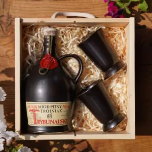 Zestaw upominkowy - trójniak Trybunalski z dwoma kubeczkami 150 ml w drewnianej skrzyneczce